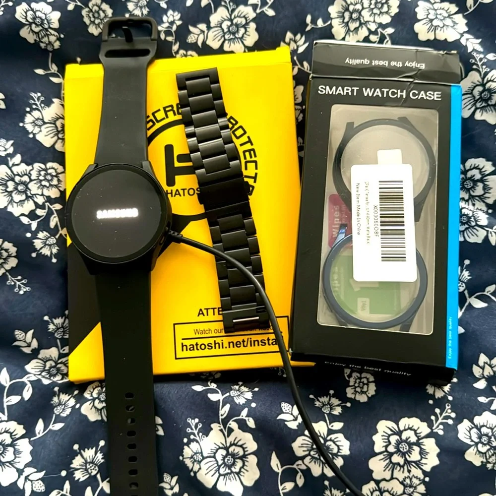 Samsung smart watch 4 -40 mm in excellent cond. Black band and extra metal band